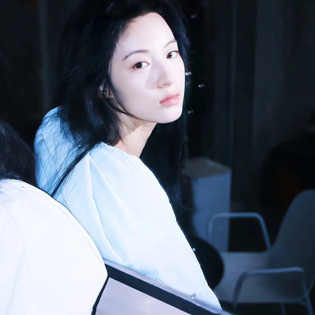 一个唱歌，另一个不唱歌海报